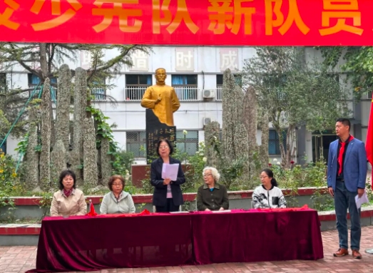 北京市朝陽(yáng)區(qū)正源新亞學(xué)校小學(xué)部：集合在星星火炬隊(duì)旗下新隊(duì)員入隊(duì)儀式活動(dòng)