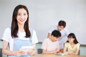 北京新府學(xué)外國語學(xué)校(國內(nèi)班)插班費(fèi)用多少錢一年？