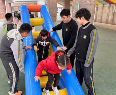 北京市通州區(qū)私立樹人學(xué)校“大手拉小手”，雷鋒精神在校園閃光