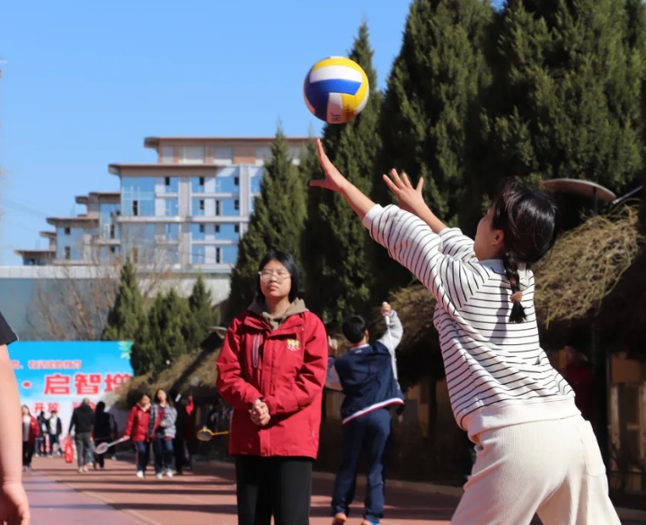 運(yùn)動(dòng)點(diǎn)燃激情，青春彰顯活力—記三河市燕橋?qū)W校陽(yáng)光大課間