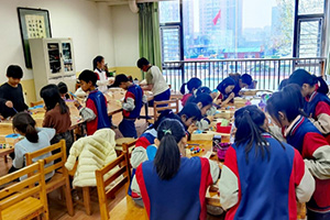 三河市燕橋?qū)W校美術(shù)社團(tuán)開展尤克里里手繪課！