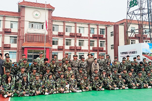 北京市實(shí)驗(yàn)外國語學(xué)校開展軍訓(xùn)活動(dòng)：閉營號角，吹響青春最響亮的誓言
