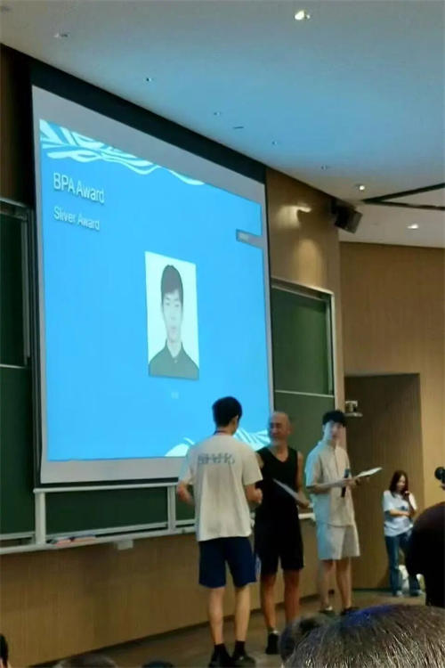 青苗學(xué)校學(xué)生獲丘成桐數(shù)學(xué)營銀獎(jiǎng)